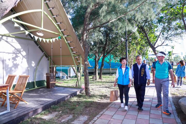 向海那漾-執行董事陳勁豪向令狐副市長介紹園區設施