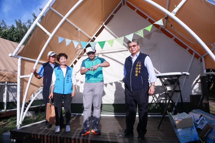 令狐副市長體驗能遠眺海景的帳篷