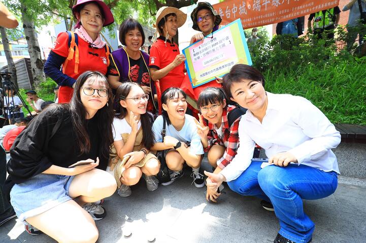 端午綠川百人立蛋-盧市長30秒就成功