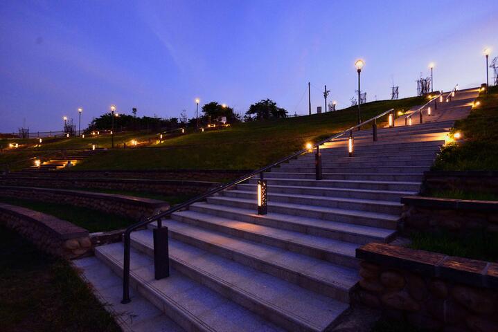 由公园高点即可眺望台中夜景-媲美-台北阳明山-日本函馆