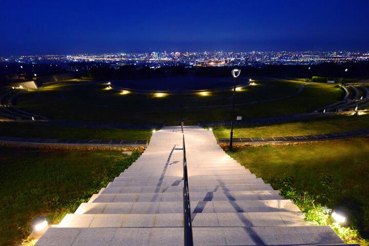 由公园高点即可眺望台中夜景-媲美-台北阳明山-日本函馆