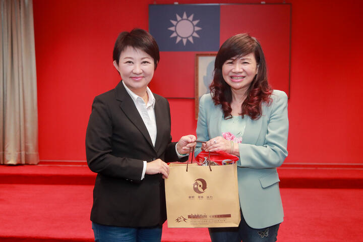 會後盧市長與周會長互相致贈伴手禮