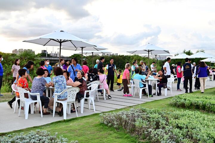 民眾到台中參與購物節活動之餘-也歡迎到筏子溪拍照打卡