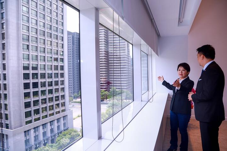 盧市長也特別帶著葉代表走到窗邊-介紹台中城市的美景與發展-氣氛熱絡