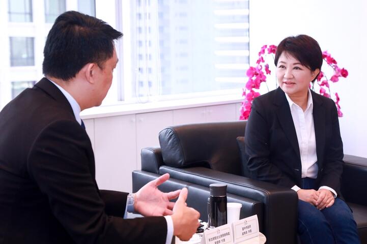 新加坡駐台北商務辦事處代表葉偉傑今年2月剛上任-今-3-日首次拜會台中市政府-由市長盧秀燕親自接待-雙方暢談貿易-經濟-美食等多項議題