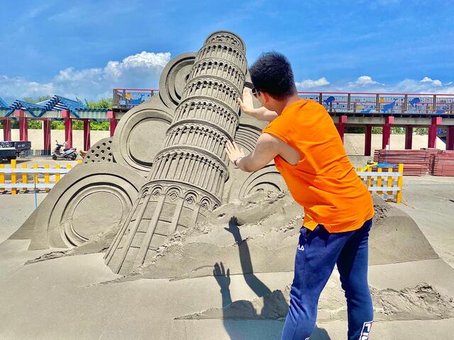 扶正比薩斜塔有趣照