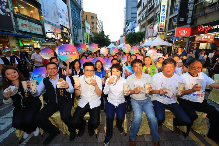 盧市長忍不住一口珍奶-一口雞排-大啖人氣美食