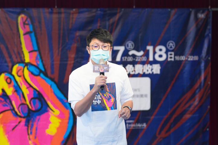 今日市府新聞局長黃國瑋一出場大喊-rock-嗨翻現場