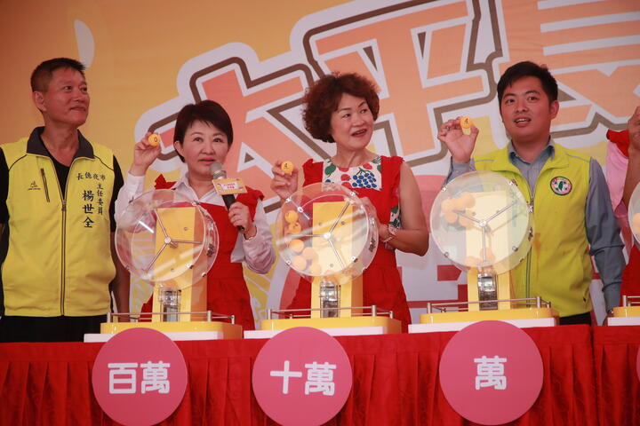 盧市長抽出台中購物節首位70萬轎車得主