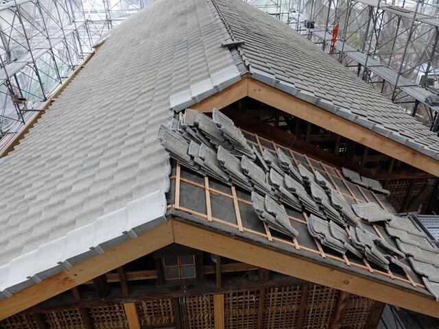 潭子國小日式校舍的屋頂依傳統工法進行修復