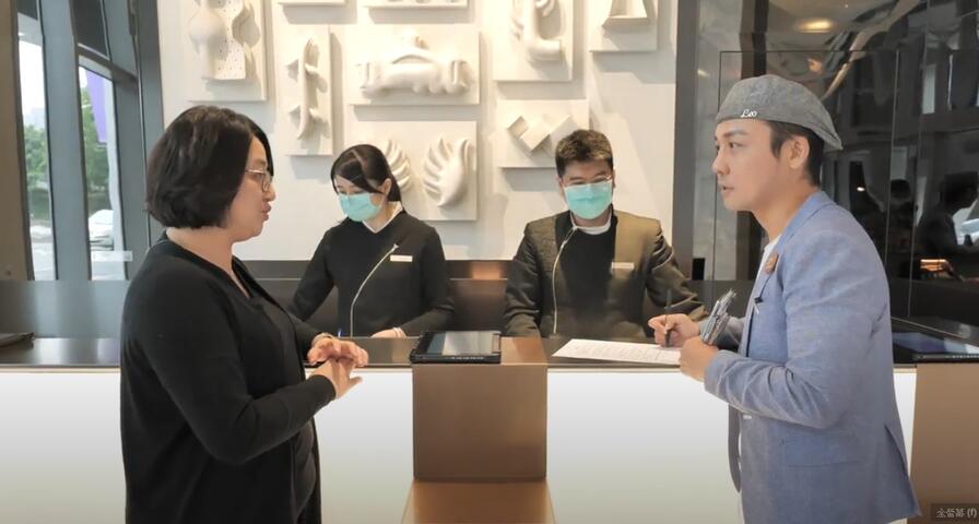 主持人leo及老爺行旅行銷公關協理candy介紹櫃台服務流程