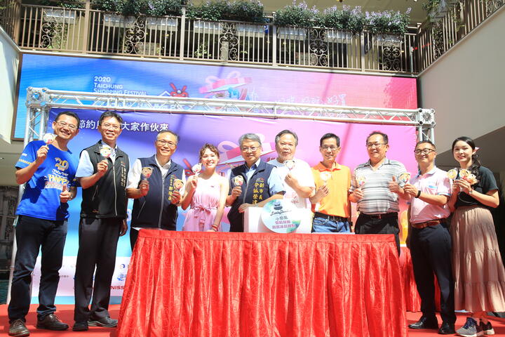 現場並邀請知名網紅-熊熊-同樂-免費發送限量500份潛艇堡及冰品-氣氛嗨到最高點