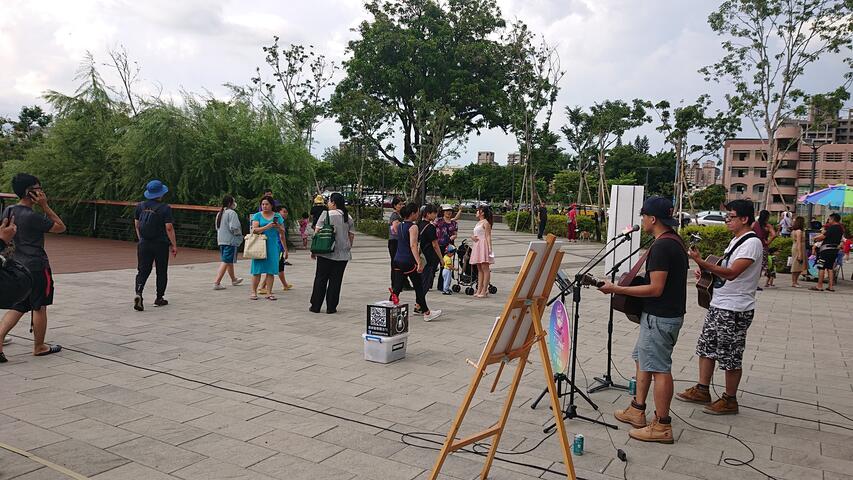 現場民眾駐足欣賞河堤樂團的優美歌聲