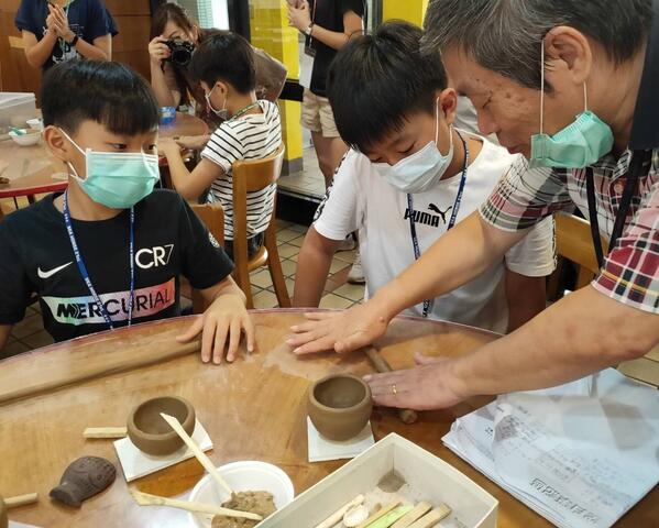 以手工捏陶仿效幾千年前先民製作器皿-體驗先民生活
