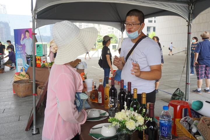 農業創生協會展示在地葡萄釀製的各式酒類