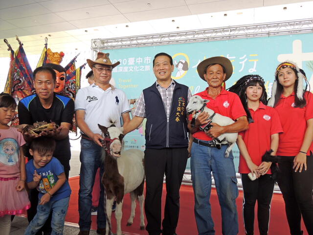 文化局張大春局長與溪洲社區合照