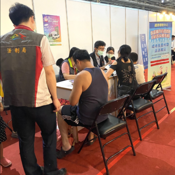 台中市消保官會同市府觀光旅遊局及衛生局於展場成立-禮券健檢中心