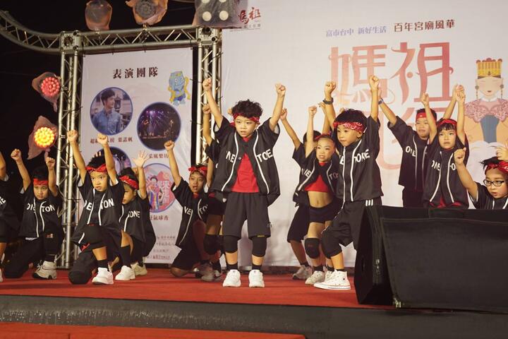 百年宮廟風華系列活動由台中市立案演藝團隊-靈魂頑童舞蹈團-帶來精彩演出