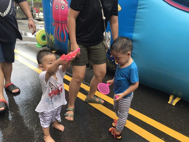 太平潑水節慰勞爸爸辛勞-親子開心水攻相互祝福