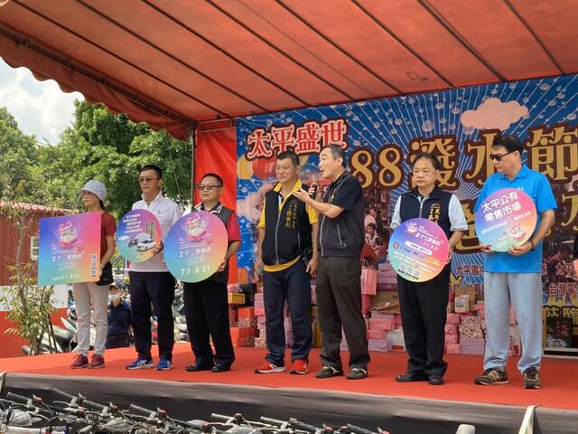 \副市長黃國榮到場同樂-他表示-潑水節是起源於東南亞國家的慶典活動-蘊含祈福-解厄及祈求好運-期望透過舉辦活動-讓更對市民了解多元文化
