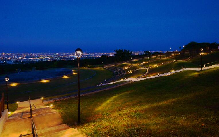 燈具特殊鋪排方式-讓夜景隨視覺規劃延伸到地面的光點上