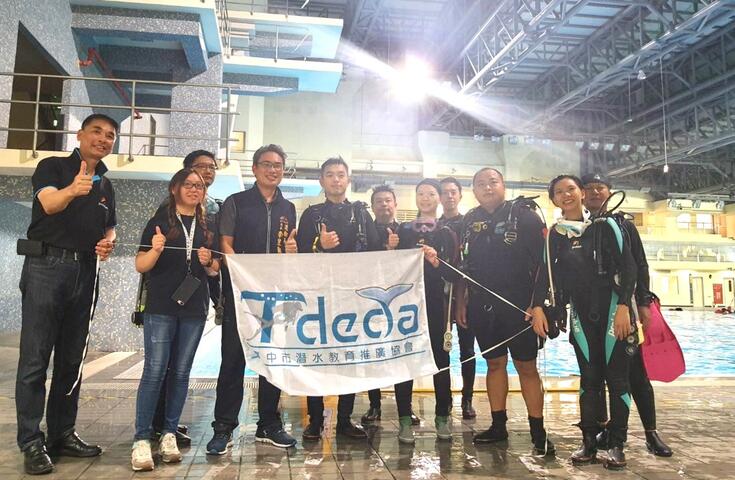 台中市政府運動局長李昱叡-左四-與現場學員開心合影