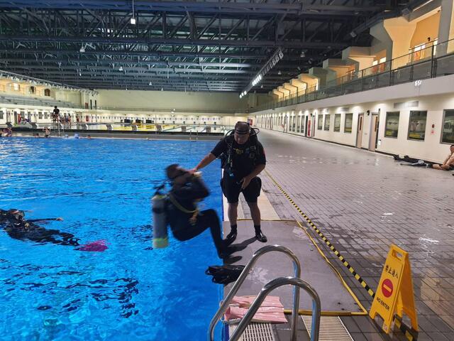 学员示范-重装跨步式入水