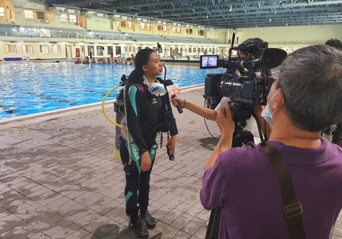 學員開心受訪-與媒體分享潛水體驗的樂趣