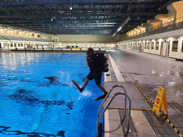 具有潛水教練訓練官證照的鄒教練兆範-重裝跨步式入水