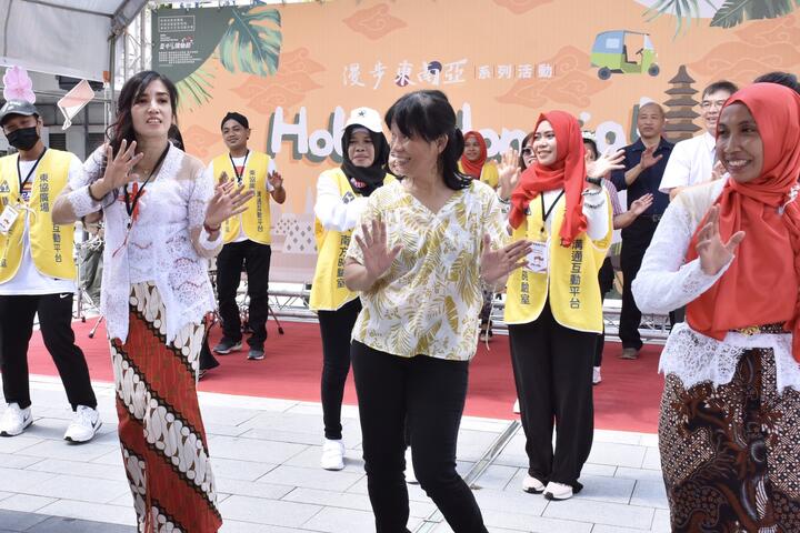 参与民众加入表演-感受印尼文化