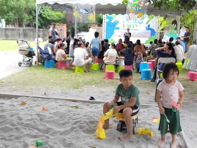 台中市家庭教育中心15日在清水海湾绘本馆-神奇树屋-举行亲职教育活动