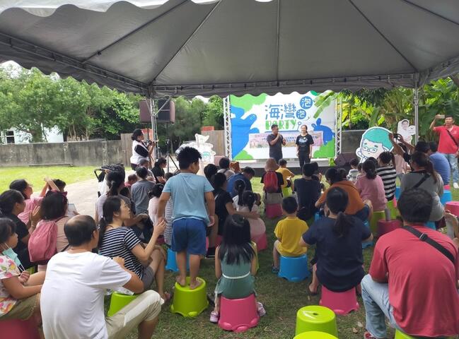 台中市家庭教育中心15日在清水海灣繪本館-神奇樹屋-舉行親職教育活動