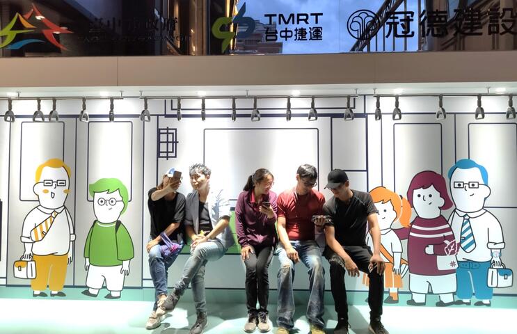 电联车模拟体验区-吸引不少铁道迷及民众来拍照打卡