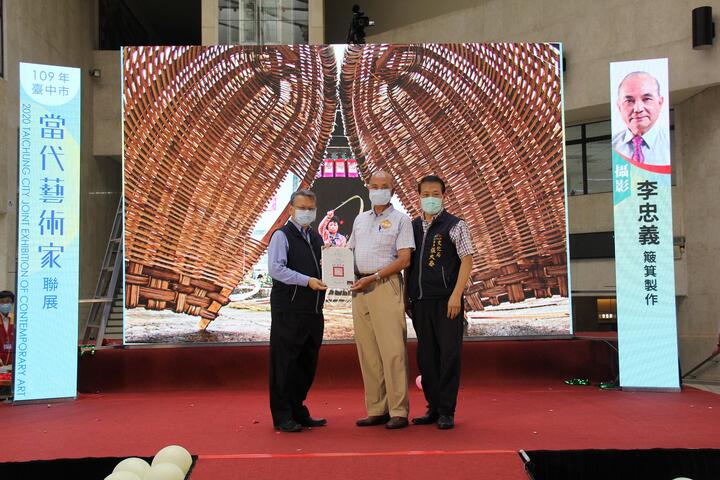 開幕儀式邀請資深藝術家代表領獎