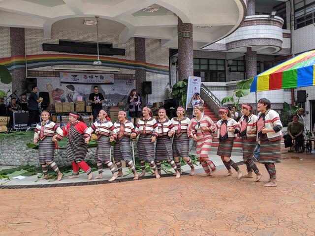 應答式唱法結合傳統舞蹈表演