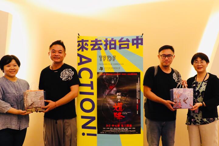 左一台中市議會副議長顏莉敏-左二監製鄒介中-右一中市府新聞局副局長陳佳君-右二導演廖士涵