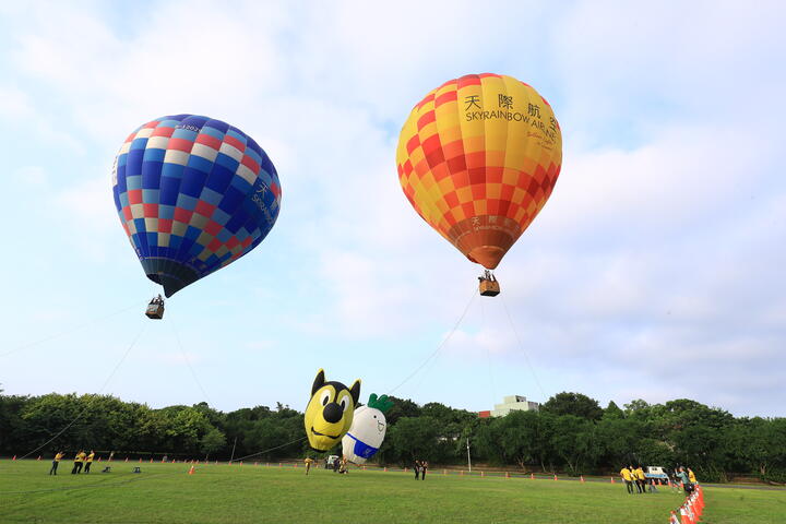 台中石冈区热气球嘉年华活动今-4-明两日於土牛运动公园登场-规划3场热气球系留升空体验-让民众以不同的高度鸟瞰大甲溪美景
