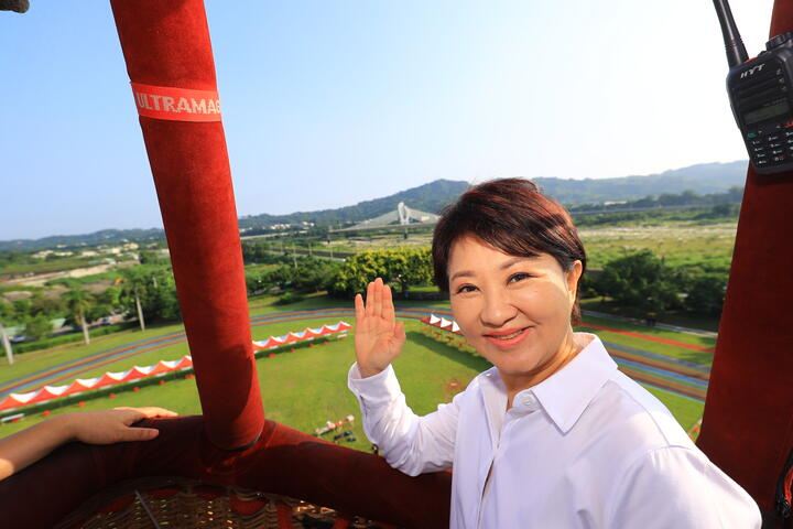 盧市長今早前往現場視察石岡熱氣球嘉年華活動-率先體驗熱氣球