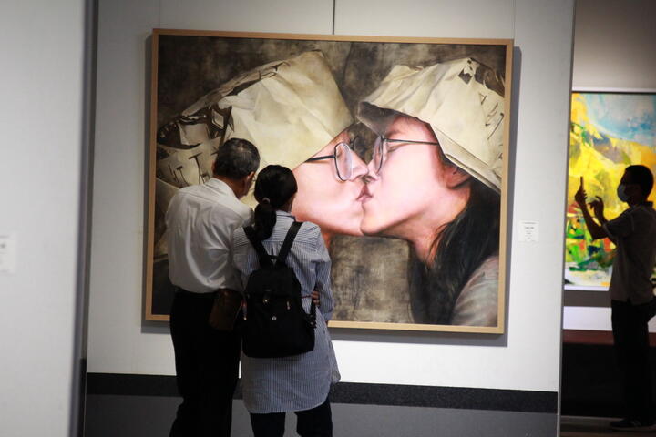 民眾到港區藝術中心參觀百號油畫大展