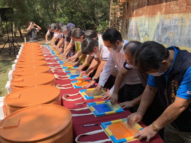 現場貴賓一起將-大楊油庫-圖像拓印到帆布袋