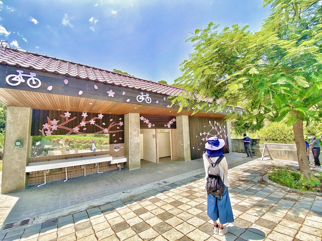 六角亭公廁改走浪漫風