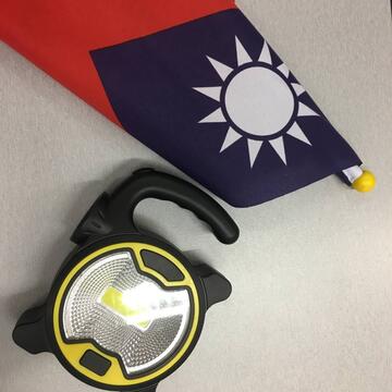小國旗及適合全家大小出外遊玩使用的-手提露營燈