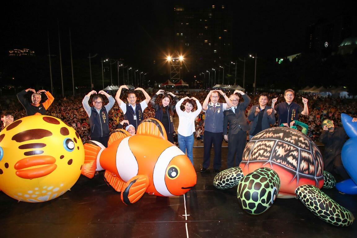 盧市長與民眾合影