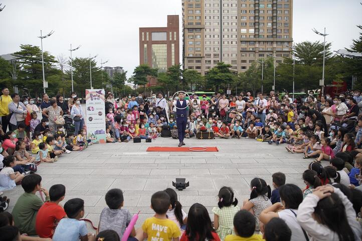 街頭藝人與民眾互動