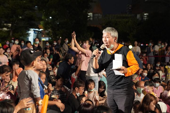 紙風車劇團團長與民眾互動