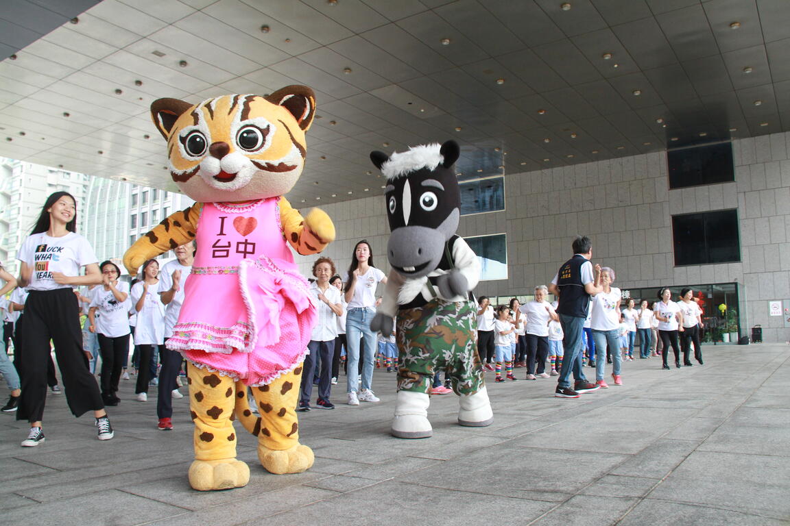 石虎家族带头跳-300老少共舞快闪市府