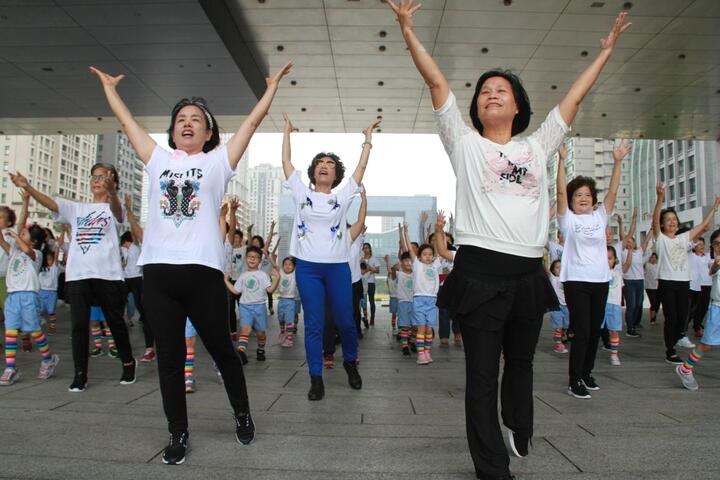 据点成员们认真舞出世代共融精神-1