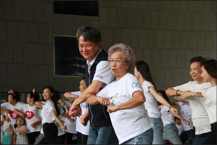 社会局彭局长与关怀据点的夥伴快闪共舞-1