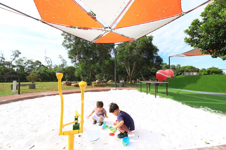 規劃無障礙設施沙坑沙桌及挖沙器具友善玩樂空間