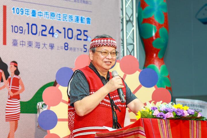 副市長令狐榮達身穿泰雅族背心-頭戴賽夏族頭巾出席